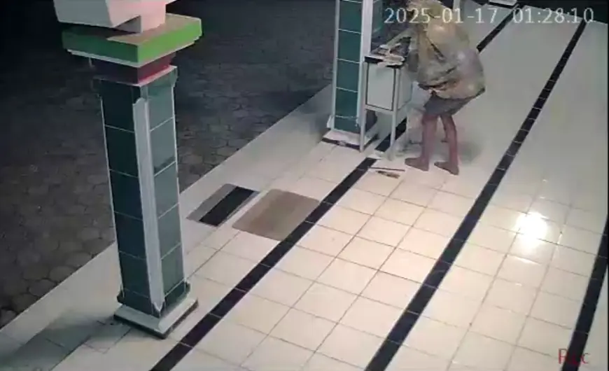 Pencurian Kotak Amal Masjid di Tlogosari Bondowoso Terekam CCTV, Pelaku Kenakan Sarung Ala Ninja