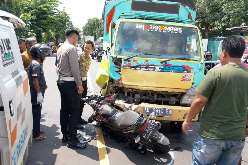 Adu Banteng dengan Truk, Pemotor di Jombang Meregang Nyawa