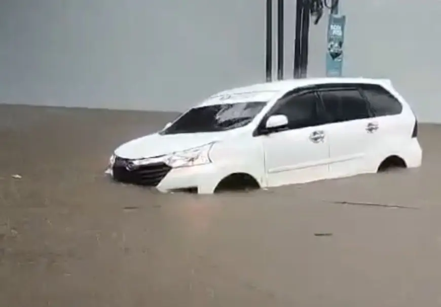 Banjir di Jember Seret sebuah Mobil di Jalan Kaliurang