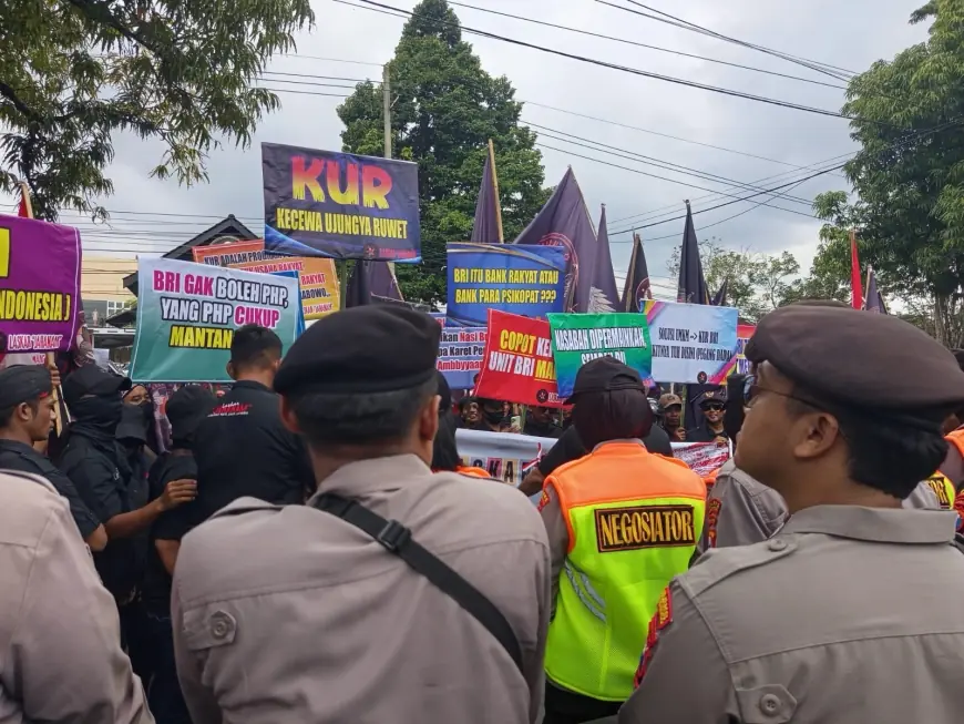 Ratusan Warga Geruduk BRI Bondowoso, Tuntut Pegawai Dipecat