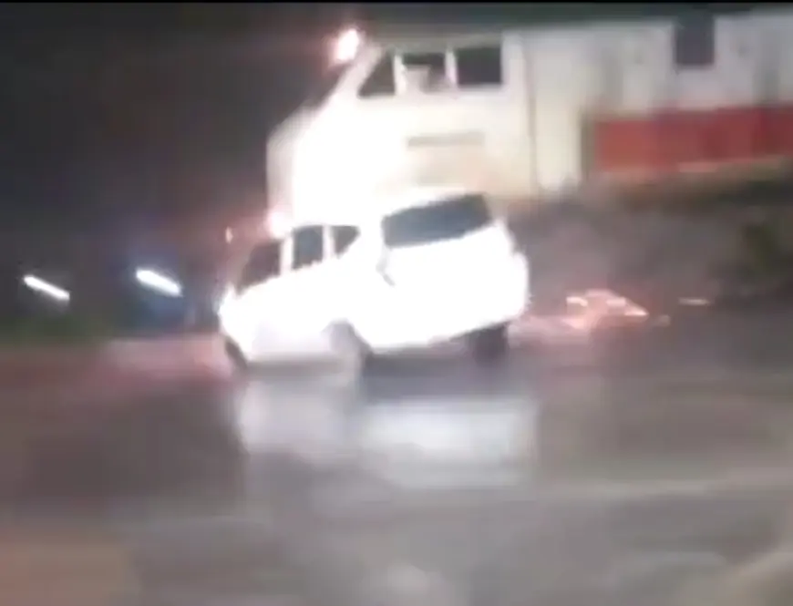 Tergelincir saat Melintasi Rel Kereta, Mobil Sigra Dihajar Kereta Blambangan Ekspress