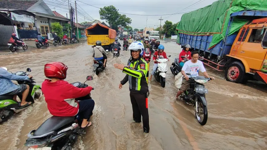 Banjir Rendam Jalur Nasional Pasuruan-Probolinggo, Kemacetan Panjang Terjadi