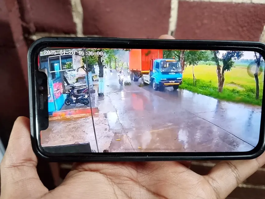 Kontainer Tabrak Ranting Pohon di Mojokerto Timpa Pengguna Jalan