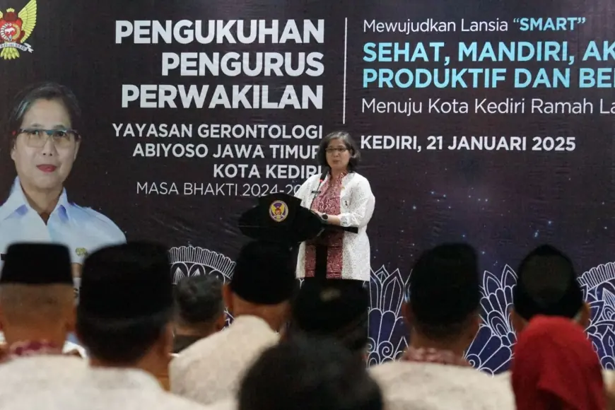 Pj Wali Kota Kukuhkan Pengurus Perwakilan Yayasan Gerontologi Abiyoso Jawa Timur Kota Kediri Masa Bakti 2024-2029