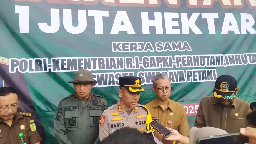 Perkuat Ketahanan Pangan, Polisi Tanam Bibit Jagung di Lahan Perhutani Bondowoso