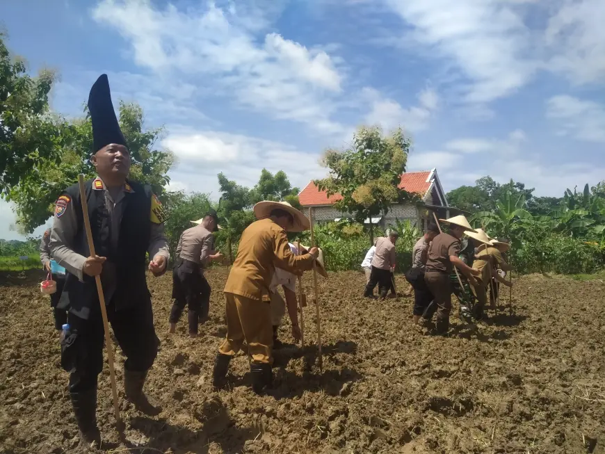 Dukung Swasembada Pangan, Pj Bupati dan Kapolres Sampang Tanam Jagung Serentak 1 Juta Hektare
