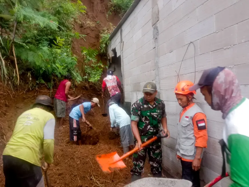 Longsor di Malang Timpa Rumah Warga hingga Terendam Lumpur
