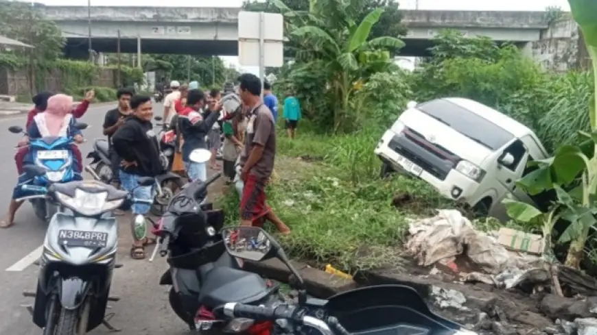 Kecelakaan Tunggal di Jalur Wisata Bromo: Microbus Terguling, Seluruh Penumpang Selamat