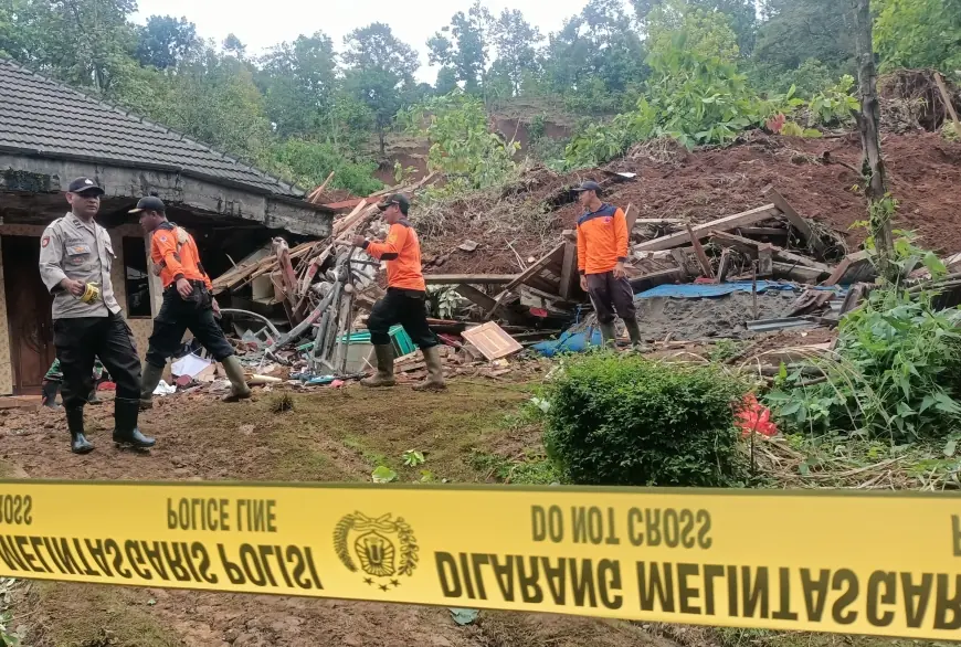 Tanah Longsor di Jombang Timpa 4 Rumah, 2 Orang Masih Tertimbun