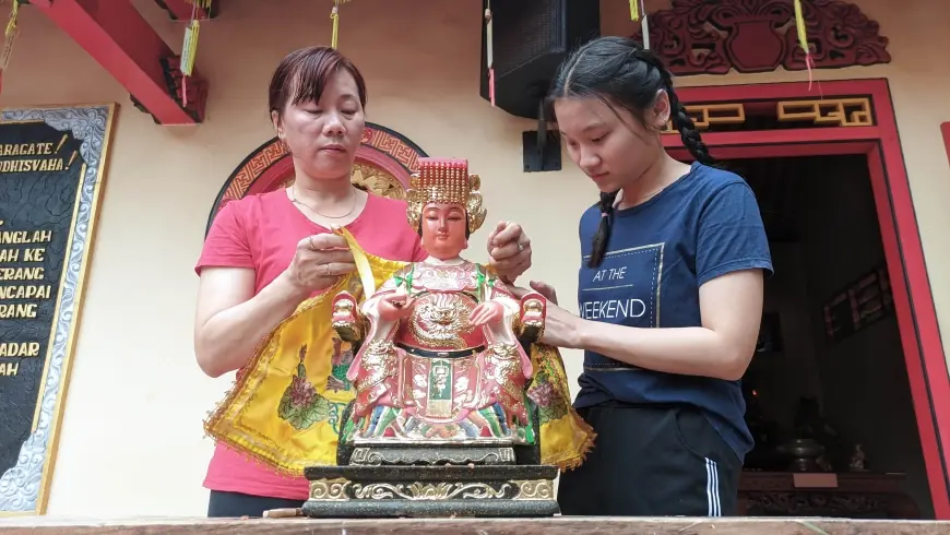 Jelang Imlek, Umat Tri Dharma Probolinggo Ikuti Ritual Bersih-Bersih Rupang