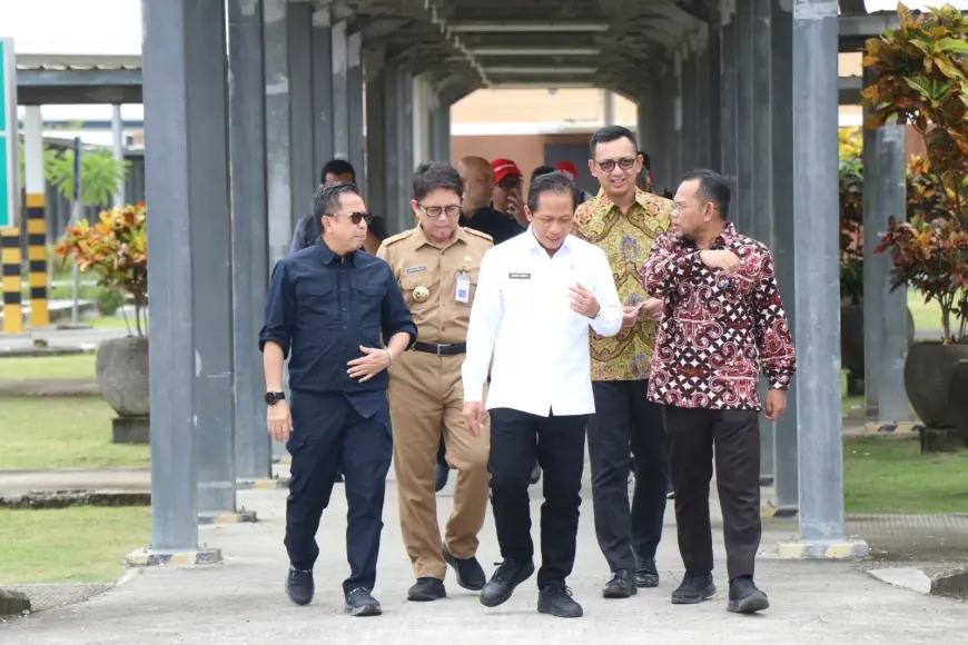 Pj Bupati Bojonegoro Dampingi Menteri Lingkungan Hidup saat Kunjungi Sumur Minyak Tradisional di Desa Wonocolo