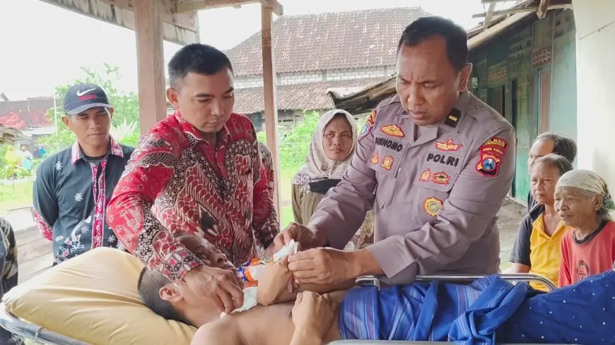 Polisi Lamongan, Bantu Warga Lumpuh Sebatang Kara