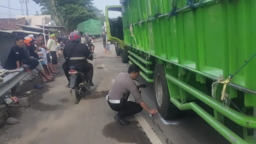 Diduga Sopir Mengantuk, Toyota Hiace yang Ditumpangi Rombongan dari Ponpes Salafiyah Syafi’iyah Sukorejo Adu Moncong dengan Truk