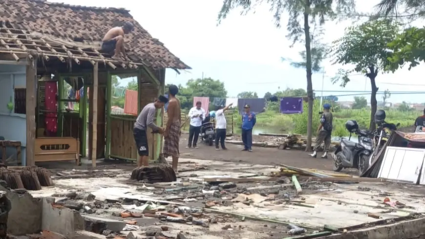 Kerap Jadi Pangkalan PSK, Satpol PP Probolinggo Bongkar Warung Esek-Esek di Paiton