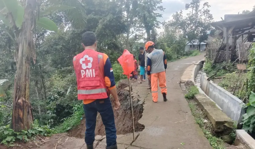 Tanah Longsor di Desa Pait Malang, Jalan Alteri Ditutup Total