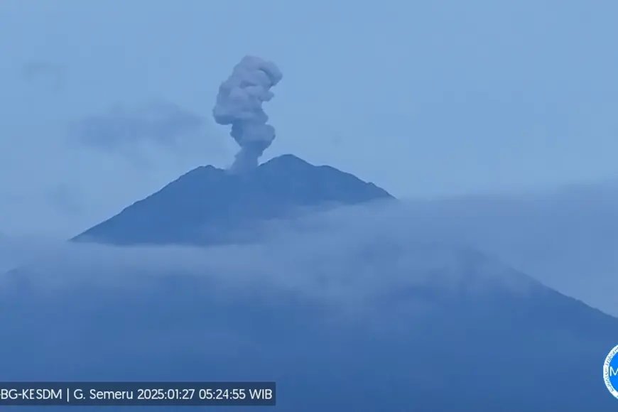 Gunung Semeru Kembali Erupsi, Enam Letusan dan Peringatan Waspada untuk Warga