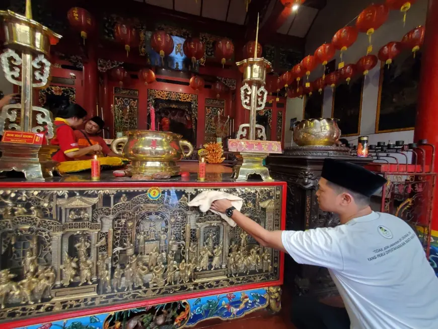 Kerukunan Antaragama Terlihat di Mojokerto, Gusdurian Turut Bersihkan Klenteng