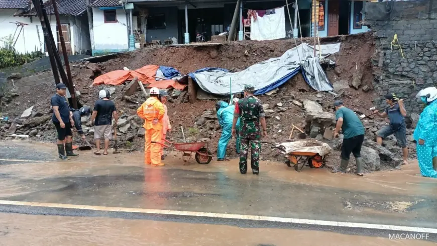 Tanah Longsor di Wonoagung, Kasembon: Jalan Provinsi Malang-Kediri Sempat Macet