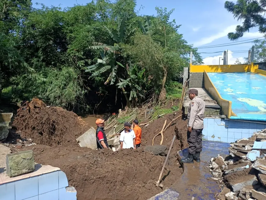Longsor di Bululawang Malang: Pohon Beringin Tumbang, Kolam Renang Ambrol