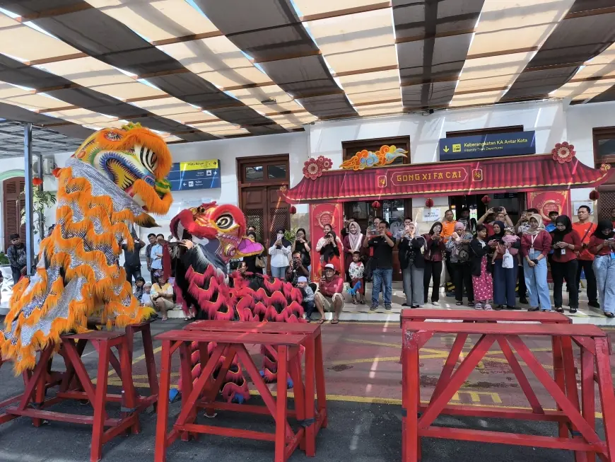 Meriahkan Tahun Baru Imlek, KAI Daop 9 Jember Sajikan Atraksi Barongsai dan Nuansa Imlek di Stasiun