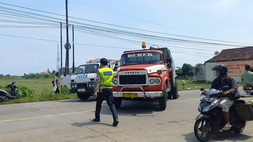 Hendak Salip Kendaraan, Elf Tabrak Motor di Jalur Pantura Gending