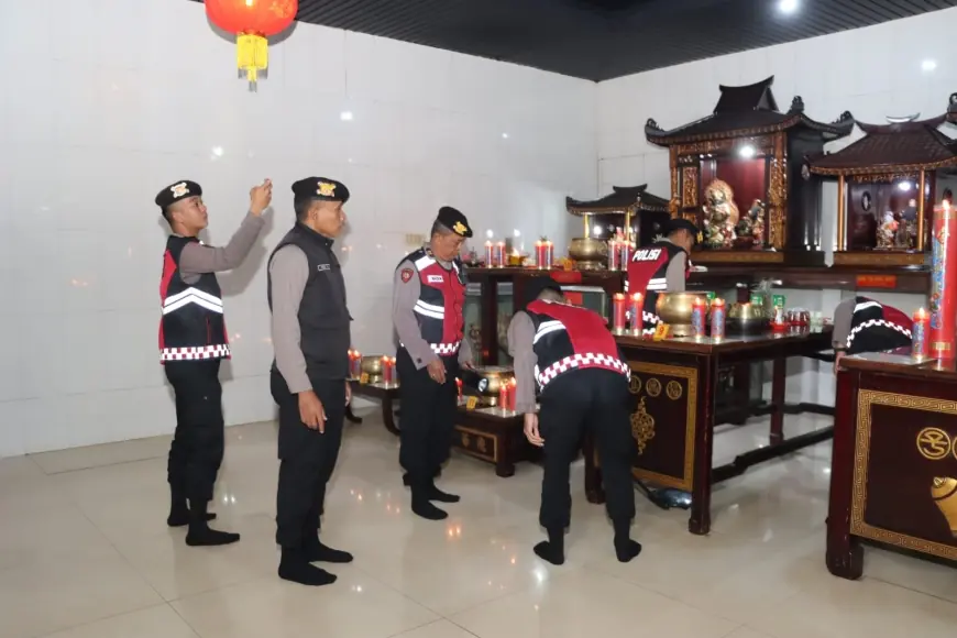 Totalitas, Polres Batu Sterilisasi Klenteng Demi Keamanan Ibadah Imlek