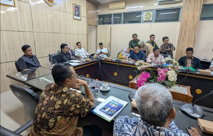 Difasilitasi DPRD Jember, Pedagang Pasar Lojejer Desak Tutup Indomaret