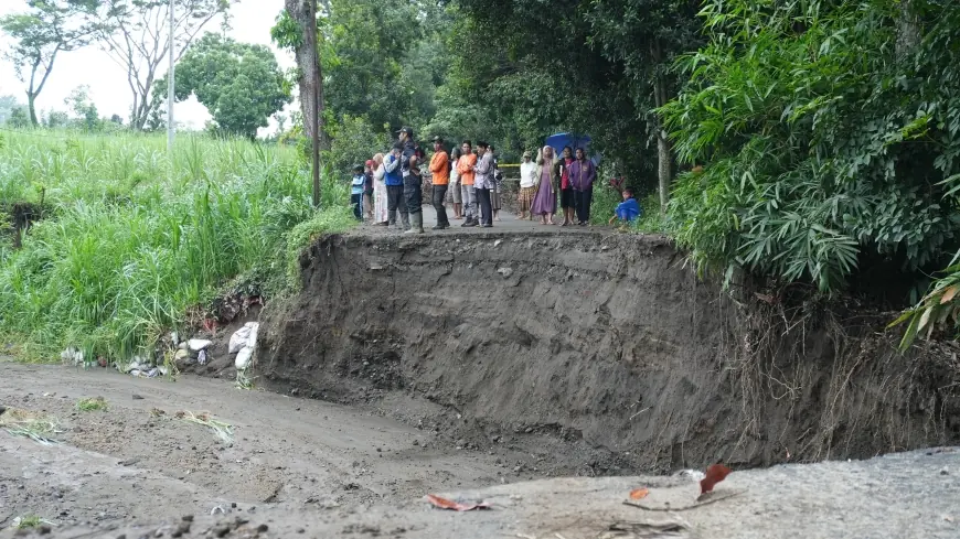Pemkab Kediri Evakuasi Darurat Jalan Putus di Sepawon Plosoklaten