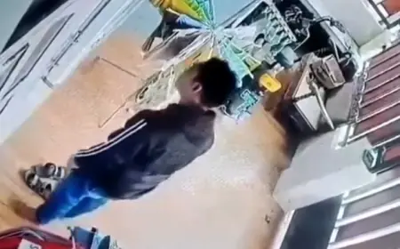 Terekam CCTV saat 'Nyuri' Handphone, Pria di Jombang Diburu Polisi