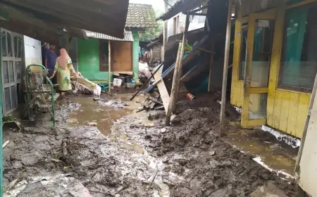Banjir Bandang di Desa Wonoboyo Bondowoso, Warga Belum Terima Bantuan dan Swadaya Bersih-bersih Lumpur