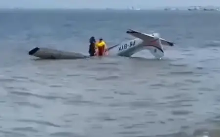 Pesawat Latih Jatuh di Pantai Gumuk Kantong Banyuwangi, Dua Orang Awak Selamat!