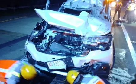Tabrak Truk di KM 686 Tol Jombang-Mojokerto, Mobil Ertiga Ringsek Parah!