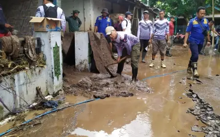 Satpol PP dan Damkar Bondowoso Bersihkan Lembaga Pendidikan Terdampak Banjir Bandang di Desa Wonoboyo