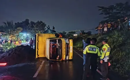 Dua Truk Bermuatan Pasir Terlibat Laka di Jalur Alternatif Jombang-Mojokerto