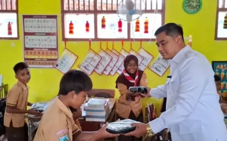 HUT ke-17 Gerindra, Legislator Probolinggo Ini Gelar MBG Mandiri ke Pelajar SD