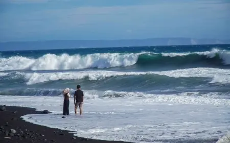 Pesona Pantai Watu Pecak: Hitamnya Pasir, Hangatnya Kenangan