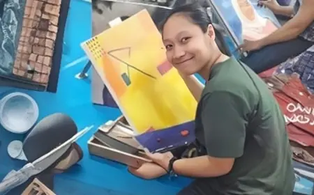 Ketika Kenangan Tertuang dalam Kanvas: Kisah Seniman Velita AT yang Hidupkan Kembali Aliran Abstrak Dekoratif