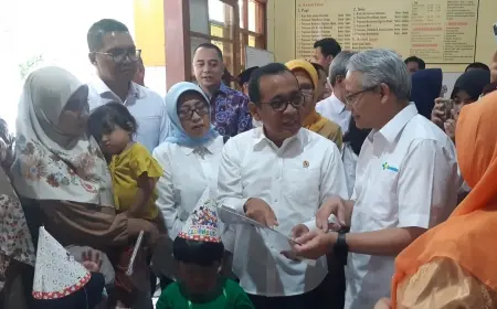 Menko PMK Tinjau Hari Pertama Program Cek Kesehatan Gratis di Surabaya