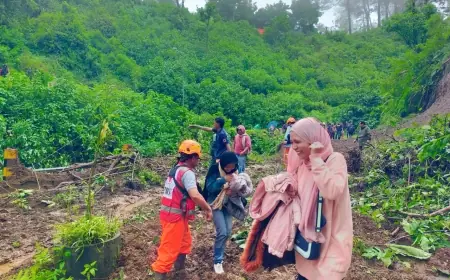 Reaksi Cepat BPBD  Kabupaten Malang Tangani Longsor di Jalur Utama Bromo