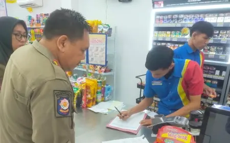 Satpol PP Bojonegoro Tempel Stiker Pada Toko Modern Berizin