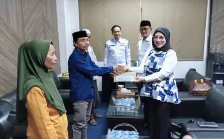 Patungan, DPRD Probolinggo Bantu Biaya Pengobatan Buruh yang Alami Kecelakaan Kerja