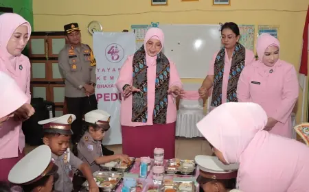 Siswa Kemala Bayangkara Nganjuk Dapat Makan-Mainan Gratis Dari Bu Kapolda