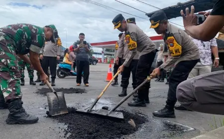 Kolaborasi TNI-Polri di Jombang Tambal Jalan Berlubang untuk Cegah Lakalantas