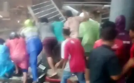 Puting Beliung Terjang Surabaya: Toko Bahan Bangunan Roboh di Sukomanunggal, Dua Orang Terluka