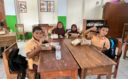 Siswa SDN 3 Berbek Terima Program Makan Siang Gratis dari Polisi Nganjuk