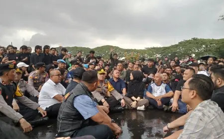 Hujan Tak Hentikan Mahkamah Rakyat di Kota Malang, Massa Tuntut Aksi Nyata DPRD Soal Efisiensi Anggaran