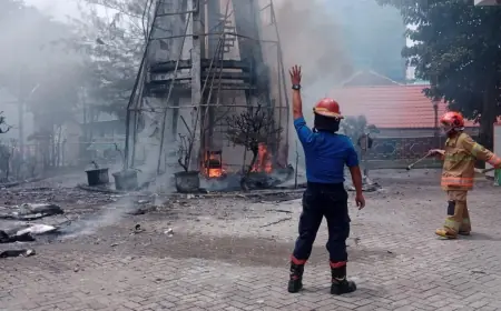 Menara Masjid Agung Bojonegoro Terbakar di Siang Bolong