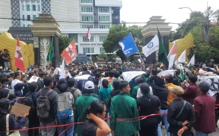 Ratusan Mahasiswa Lamongan Aksi Sampaikan Aspirasi Pembangunan Daerah