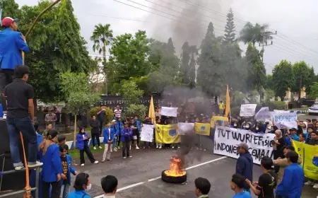 Mahasiswa di Bondowoso Bakar Ban dan Tahlil Bersama DPRD, Tuntut Presiden Prabowo Evaluasi Efisiensi Anggaran