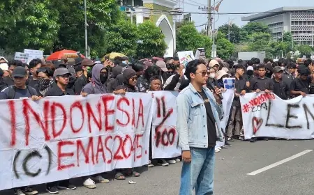 Aksi ‘Indonesia Gelap’ Kembali Menggema di Surabaya, Massa Tampilkan Teatrikal hingga Siram Anggota DPRD Jatim